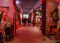 'The Loft' designed by Rudi Tuinman and Pascal Koeleman of 2Dezign. For the last eight years, they have been designing an imposing special show at Christmasworld, every with with a different theme. The aim is to encourage the trade to try something new – either in terms of window dressing and shop layout or large-scale and outdoor decorations. And the main color of this year is - and it might not come as a surprise - red.