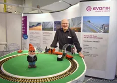 Bernd Petri, Evonik Perfomance and his gnome and his traine - all together showing the UV transparency of Plexiglas