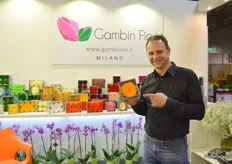 Allessandro Gambin of Gambin Fiori holding the preserved roses that are supplied by Ecuadorian grower BellaRosa. Next to preserved roses, this Italian wholesaler also imports gypsophilas, hypericum alstroemeria and hydrangea from South America.