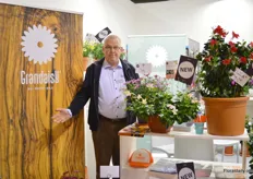 Klaas Droog of MNP Flowers. They are operating on the Italian mrket for 25 years now and they are cooperating with Lazzari. According to Droog, the Sundeville, Grandasy and Apricot are doing very well. It is the first time that they are exhibiting at the show.