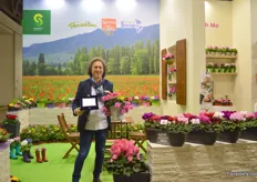 "Schoneveld's Area Manager South of Europe Gianfranco de Leo holding the first Myplant & Garden award that they received for their variety Masako. According to him, Schoneveld is doing very well in Italy and is increasing its sales, especially in cyclamen, ranunculus and primula. This Dutch breeder supplies the young plant growers in Italy, but de Leo emphasizes that their start point(supplying the young plants) is not their end point. "It is all about linking the chain." And at the show, they are mainly exhibiting to inspire people."