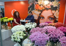 Gert van Genderen, himself a grower (G&G Flowers), presenting Dummen Orange together with interpretor Olga