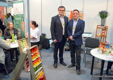 P. Aker Flowerbulbs presenting togeher with its Ukrainian partner Rosana. Left Yaroslav Iolkin (Rosana), right Eric Breebaart (Aker)