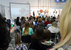 For many the most important and most entertaining spot at the fair: the ongoing floral demonstrations by FlowerFame, Flower Circus and others
