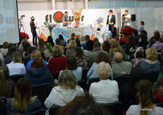 On stage we see Martin Groen, with hat is John Elsgeest