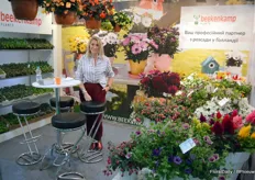 Tamara Eslgeest, presenting the flowers and starting material of Beekenkamp