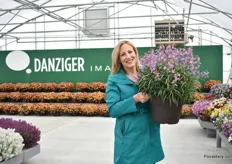 Kate Zvara of Danziger presenting their new Erysium Sunstrong Bicolor Purple, a new bicolor that does not require cooling, it holds color till frost, it is first year flowering and you can grow it as an annual.