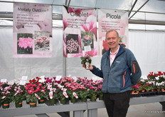 Bart Kuyer of Varinova presenting one of their bestsellers; Goblet Shine Wine Red.