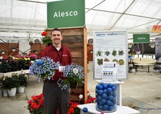 Matt Brandson of Syngenta showing the Alesco of Chrrysal and the benefits of using Alesco on a loberia.