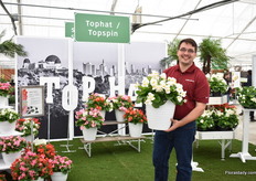 Brandon Willis of Syngenta presenting Tophat, an interspecifiv begonia. The series excists of a scarlet, pink and white variety and according to Willis, the size of the flower is making the white variety unique. “We are the only breeder with this large white flowers on the market. Besides that, it is early finishing and the arms do not stick out.”