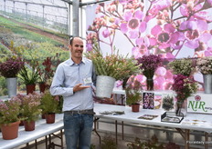 Asaf Nir of Nir Nursery holding their new variety Rey.