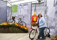 Jen Calhoun of Benary with the popular bike. With this bike, the Benary story began after World War II. After the family had lost all of their company and personal belongings Friedrich Benary started to collect seeds through Europe riding its bike.
