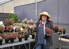Melissa Main of Benary+ is holding the Fuchsia Fuchsita Candy and Leonita Red-Blue, varieties of Volmary, supplied in North America by Benary+.