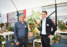 Ard Ammerlaan and his son Ties Ammerlaan presenting the Pillar Pepper. It has many fruits, little foliage and the fruits stay on the plant for about 2 months.