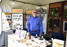 Dave Pruitt of ihort presenting all kinds of plugs at the Grolink location.