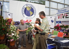 Domenik Neisser of Vivero Iinternacional talking with visitors.
