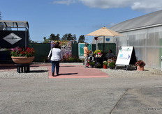 The entrances, Greenfuse to the left and Floranova to the right.