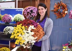 Kelsey Fletcher of Ball Ingenuity holding the Morgana garden mums of Royal Van Zanten. These new Mums are suitable for cultivation outdoor and indoor (with and without blackout) and can be grown in any container size. The flexibility of the new Morgana Garden Mums series of Royal Van Zanten makes it a good variety to transport. The Morgana series will be available in the US through Ball.
