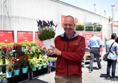 Cor de Jong of KieftSeed presenting Lavendel Blue Spear. This variety is bred for its beauty. “It migh not be a variety that flowers the earliest in the season, but it is a very graceful product with the stems tight to each other.”