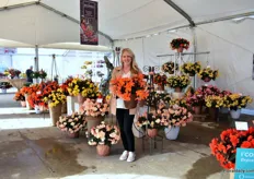 Lindsay Pangborn presenting the new Iconia Portofino. It is a new begonia series with big flowers and a semi upright habit. The series consists of 7 colors under the brand name I'Conia. The flowers are placed on top on the flower and hold on very well during shipping. Pangborn is holding the orange colored variety, one of the varieties that caught the eye of the visitors due to the contrast of the flower and the leaves.