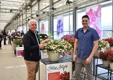 Chris Berg (on the right) showing the Shine Bright Begonia of Westhoff to Andrew Lee of Gloeckner. This variety won the independent breeding trial in Germany, as well as at Mast Young Plants in Michigan and is, according to Berg, by far the best branched boliviensis begonia. Another characteristic of this variety is that the flower looks at you instead of downwards.