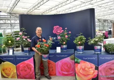 Ping Lim of Altman Plants presenting his True Blooms collection at Plug Connection. It is a new rose breeding programm of Altman Plants. Lim is the breeder. The flowers are more a hybrid T type and the habit of the plant is more as that of a shrub. It is disease resistant and all roses are grown on their own rood (not grafted). The line currently consists of 6 colors and some of them are fragrant.