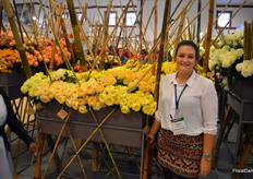And many more roses at Subati. This farm boosts no less than 90 hectares of it, spread out over two farms. On the photo we meet Jennifer Sassi.
