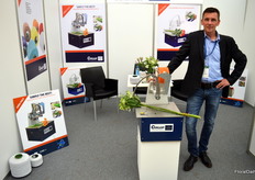 Peter Boer of Cyclop, bringing along his automatic flower binding. In South America, it took him a view years to get growers acquainted with its handiness, but after the ball started rolling. The same trick, he anticipates, will work in East Africa.