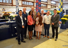 De Ruiter, presenting the Big Five in Five - five strong, top of the bill varieties in the colours red, yellow, orange, white and pink. Especially for FloralDaily, the whole team convened for this pic.