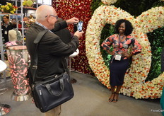 Jens Poulsen of the Scandinavian magazine for florists Blomster in his element, here making a photograph of Irene from Royal FloraHolland.