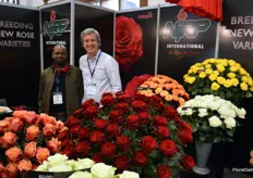 Ethan Chebe of NIRP, together with Juan Camilo Esguerra of Colombian breeder SB talee. Together they are exploring the possibilities of introducing some of their carnations in Kenya.