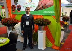 Stephen Muasya started Fina Flora about 1.5 years ago. The farm is located in Nakuru, at an altitude of about 2400 meters. The hypericum in the back is from the very first harvest!