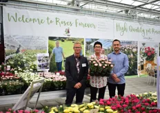 Newcomer Roses Forever situated at a large booth at MNP Flowers. On the picture Anders, Rosa and Harley Eskelund. Rosa is holding the new Jiafinity. It is a new salmon colored pot rose that is added to the Infinity line. Like every pot rose in the Infinity, it can be produced in 9 weeks, on own roots, in every pot size and has large and long life flowers.
