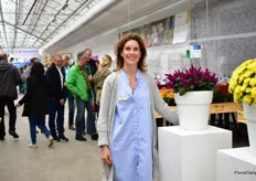 Birgitte Verheij-Verkaar of Royal Van Zanten showed us around. Here, she is showing the a new celosia variety: Merida Purple 18. It has deep purple flowers and a compact growth. And no blackout required.