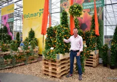 Yoav Scholz of Volmary presenting the Thunbergia Sunny Susy Red Orange. Currently, the Thunbergia assortment of Volmary consists of 13 varieties. According to Scholz, Volmary has the widst thunbergia assortment of the world.