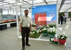 Dr. Martin Geibel of PAC Elsner, he is the breeder of the pelargoniums. The Pelargonium TwoinOne White, a new variety, is presented in this display. According to Chris berg, there never been a pure white in this type.