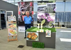 Guenter Kemper of Ebbing Lohaus at the Westhoff location presenting the Primula young plants.