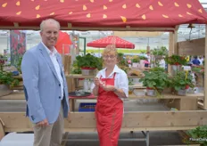 Here we see Ge Bentvelsen and his wife Anneke Bentvelsen who was surving icecream with there strawberrys on top. It was pretty good :)