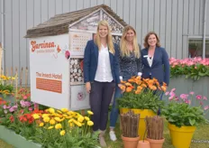 The marketing ladies from Florist, they show there sunstainable Garvinea concept. At the left we see Kim Westhoff, in the middle stands Lisanne Fabriek and at the right is Saskia Bakker.