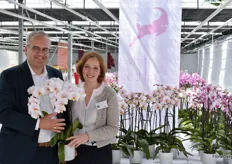 Stephan von Rundstedt and his wife Friederiek, together they're holding the orchid Formidable.
