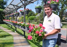 Nico Boers from GGG with his Pelargonium. Behind him we can see the whole serie.