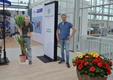 Richard Visser, sales manager at Forever Plants, taking the opportunity to present some of the flowering plants in the assortment: curcuma and (on the photo) the hibiscus
