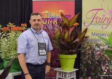 Phillip Townshend of Tesselaar Plants accompanied by a Pacific Sunrise variety