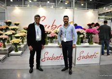 Naren and Ravi Patel of Subati Flowers presenting their Kenyan roses. Russia is a big market them and they are active on it for several years now. Unfortunately, transport regulations from Kenya have changed, which is disadvantages for this rose farm. Patel tells us that the freight is now based on volume weight instead of kilo weight.