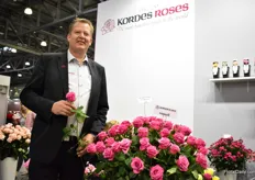 Göran Basjes of Kordes Roses presenting Kiss Me Kate. It is a new pink cut rose variety that is currently being grown by Dutch grower van Hulst. The stem length is 70 and has a large head. Kordes is presenting this new variety for the first time to the Russian growers and they seem to be very interested in planting this new variety.
