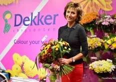 Lyana Odinokaja of Dillewijn Zwapak presenting one of the many bouquets that Dekker Chrysanten had on display.
