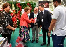 Venuzuelan farm Agromarina receiving the price for their Anthurium variety Fire/Calisto from tNadezhda Grigorieva is the general director of GreenExpo Exhibition Company and the Director of the FlowersExpo and in the presence of Venezuela’s ambassador to Russia, Carlos Rafael Faria Tortosa,.