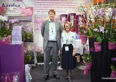 This is Aardse Orchids. And we see Walter Gerretzen and Polina Efimova standing next to the Orchid art piece of Aarsdse Orchids.