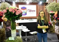 Paola Mejia of Uma Flowers next to their new product Mayras. This Ecuadorian broker works with many farms in Ecuador and Colombia. More information about their new products like Mayras later in FloralDaily.