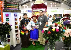 Isaac Salazar of Excellent flowers together with two models in traditional clothing from Cayambe. Excellent Flowers grows fresh roses and preserved. Their farm is 5ha and their main market the US. 